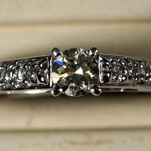 Jewelry - 14KW gold Diamond ring